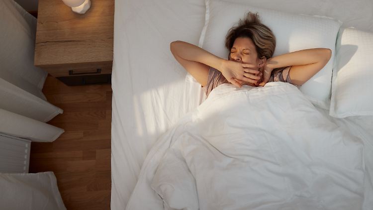 Nach der Zeitumstellung standig müde? Mit diesen Hilfsmitteln lässt sich der Mini-Jetlag austricksen.