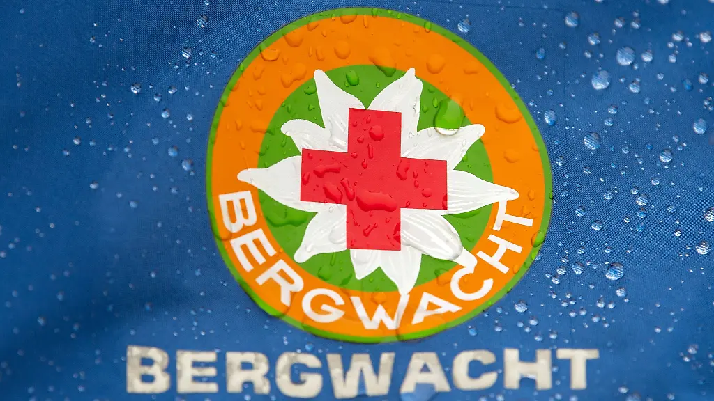 Das-Logo-der-Bergwacht-auf-einer-Regenjacke-eines-Bergretters