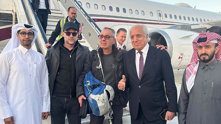 George Glezmann (mit blau-grauer Tasche) nach seiner Ankunft in Katar.