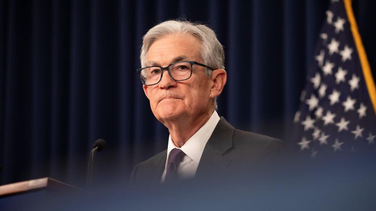US-Notenbankchef Powell geht davon aus, dass die Fed wegen Trumps Einfuhrzöllen länger braucht, um die Inflation zu drücken.