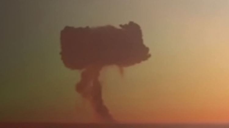 Diese Rauchwolke stammt vermutlich von der Detonation eines Munitionsdepots.