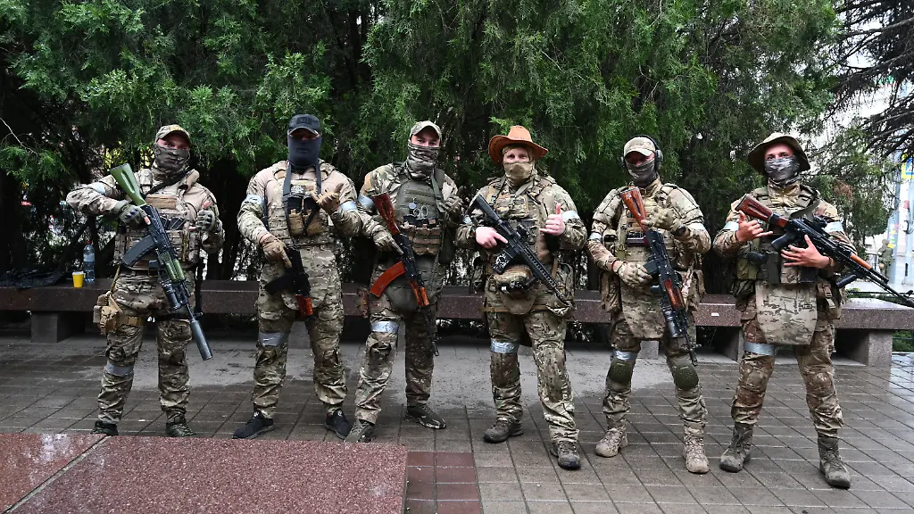 2023-06-24T051852Z-2001491093-RC2GP1A5X68U-RTRMADP-3-UKRAINE-CRISIS-RUSSIA-PRIGOZHIN-ROSTOV