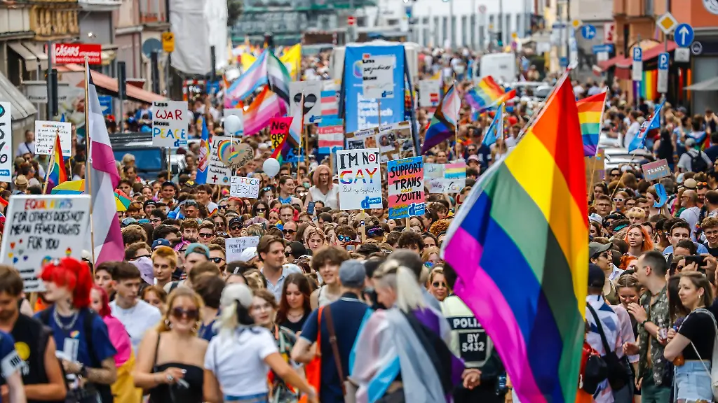 Teilnehmer-laufen-waehrend-der-Parade-zum-Christopher-Street-Day-2023-durch-die-Muenchner-Innenstadt