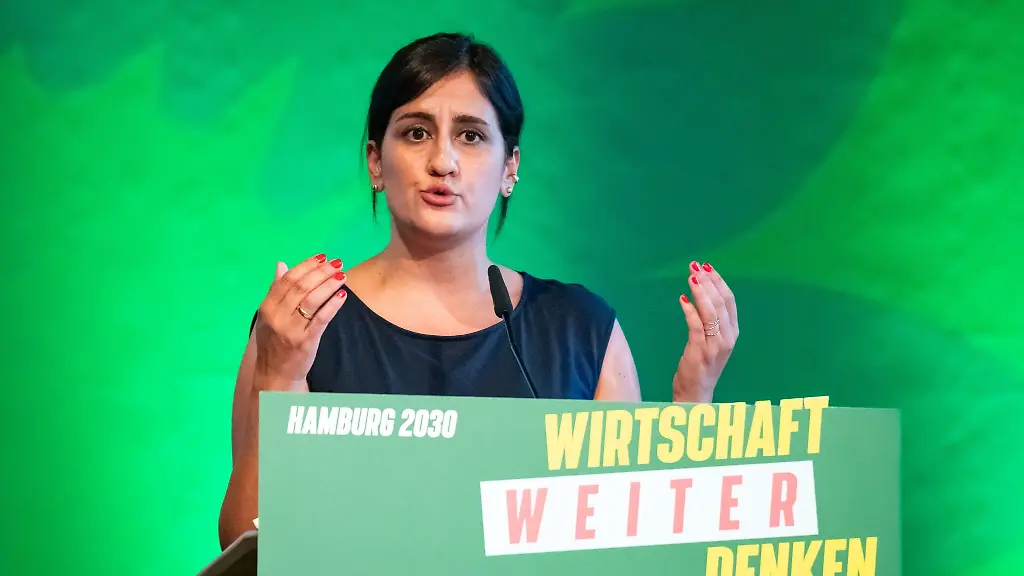 Maryam-Blumenthal-Landesvorsitzende-von-Buendnis-90-Die-Gruenen-in-Hamburg-spricht