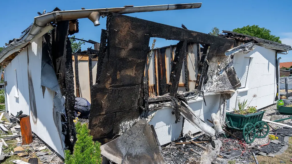Blick-auf-die-Brandruine-eines-Einfamilienhaus-in-Jarmen
