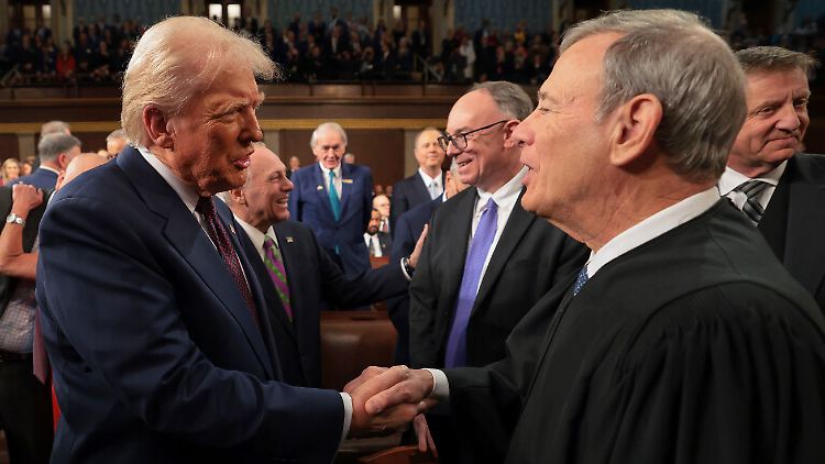 Der Oberste Richter John Roberts (rechts) schrieb das Urteil, das Donald Trump seine Immunität verschaffte. Wie weit lässt der Supreme Court ihn nun gewähren?