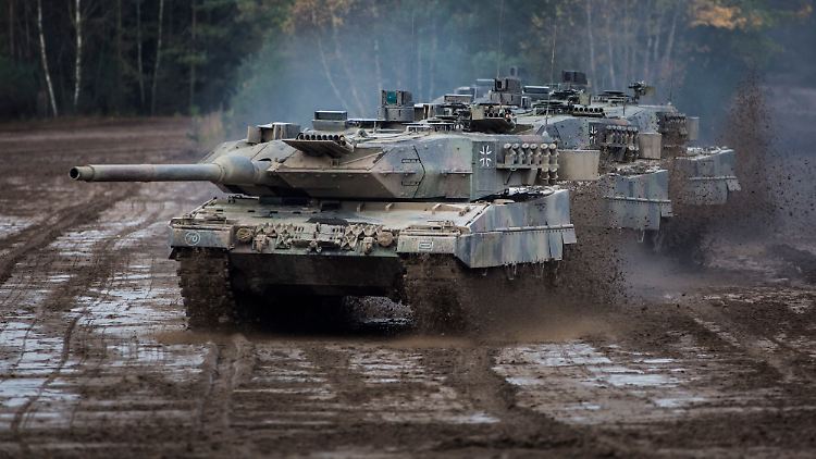 Kampfpanzer der Bundeswehr vom Typ Leopard 2 während einer Übung. 