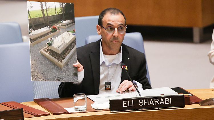  Eli Sharabi zeigt die Gräber seiner Familie - seine Frau und Töchter wurden von den Hamas-Terroristen "abgeschlachtet".