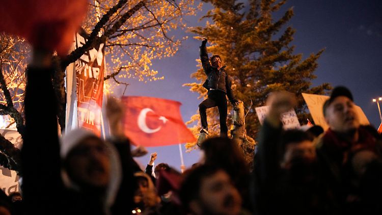 Großdemonstration in Istanbul: "Von nun an sind wir auf der Straße."