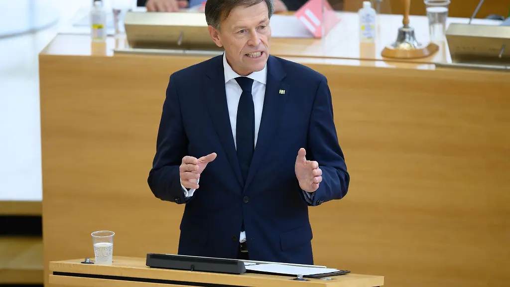 Landtagspraesident-in-Sachsen-Matthias-Roessler-spricht-zu-Beginn-der-Landtagssitzung