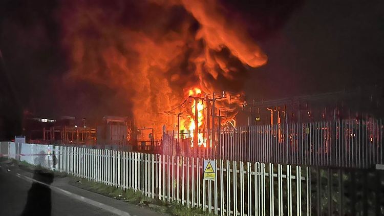 Weil dieses Umspannwerk in Hayes brennt, bleibt Heathrow heute geschlossen.