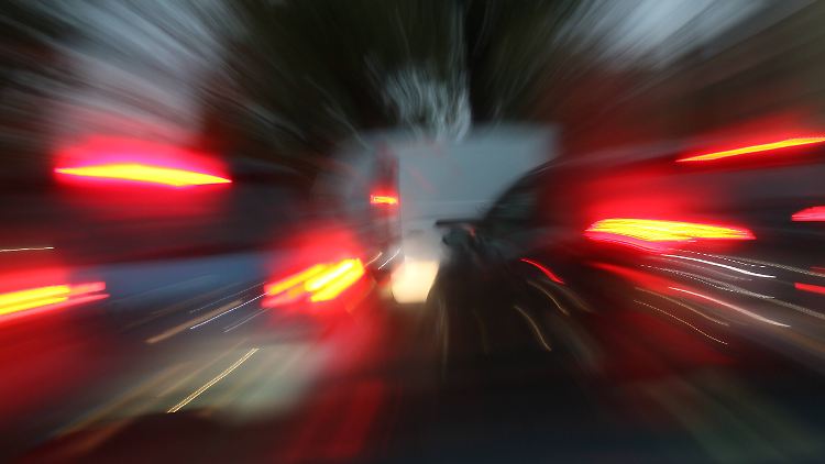 Unter illegalen Rennen sind Fahrten mit Autos im öffentlichen Straßenverkehr zu verstehen, zu denen die Stadt oder Gemeinde keine Erlaubnis erteilt hat.