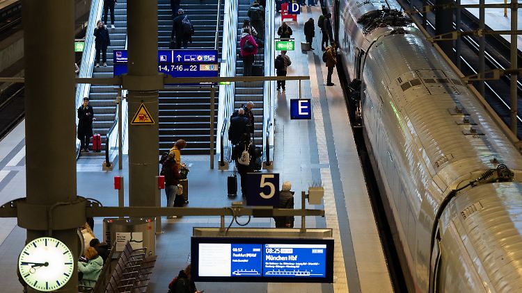 Der Berliner Tiefbahnhof wird auch vom 18. bis zum 22. April gesperrt sein, teilte die Deutsche Bahn mit.
