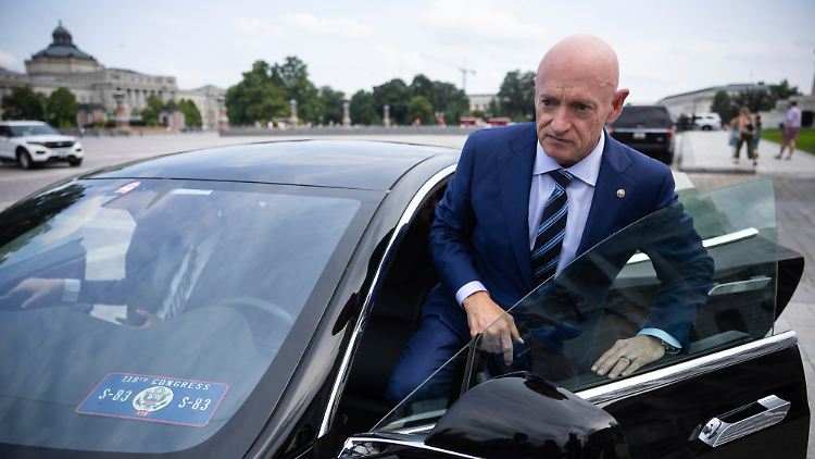 Da fuhr er seinen Tesla noch: Mark Kelly.