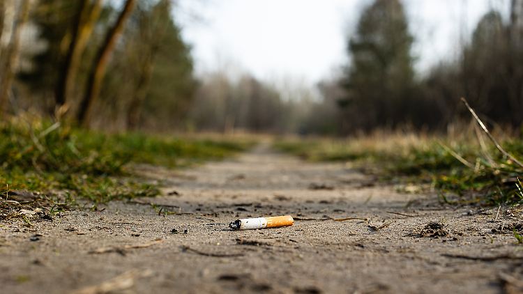 Weggeworfene Zigaretten lösen häufig verheerende Brände aus.
