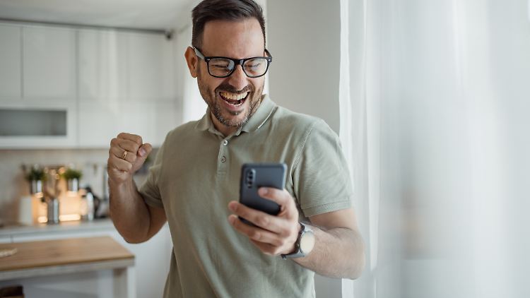 Yes, gewonnen! Nach einem Lottogewinn spielt das Jobgehalt keine große Rolle mehr.