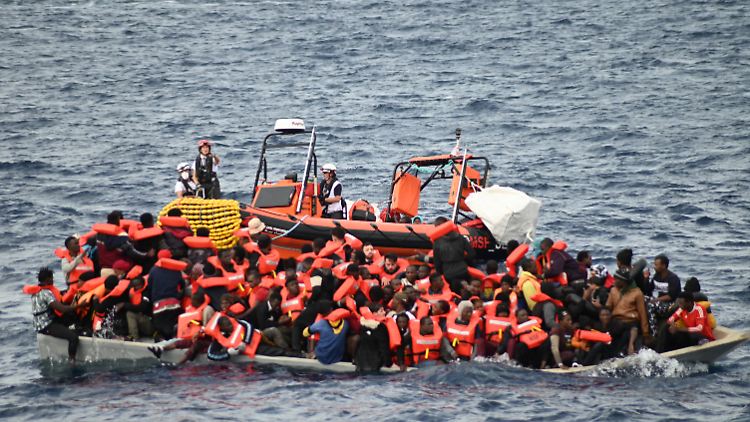 Immer wieder wird mit viel zu kleinen Booten versucht, das Meer zu überqueren. 