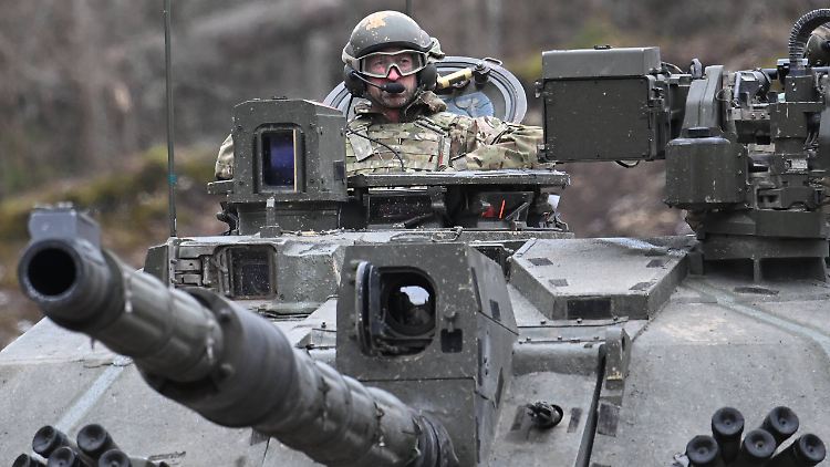 Demonstriert im Panzer in Estland Entschlossenheit: Prinz William.