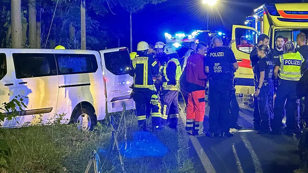 Einsatzkraefte-stehen-an-der-Unfallstelle