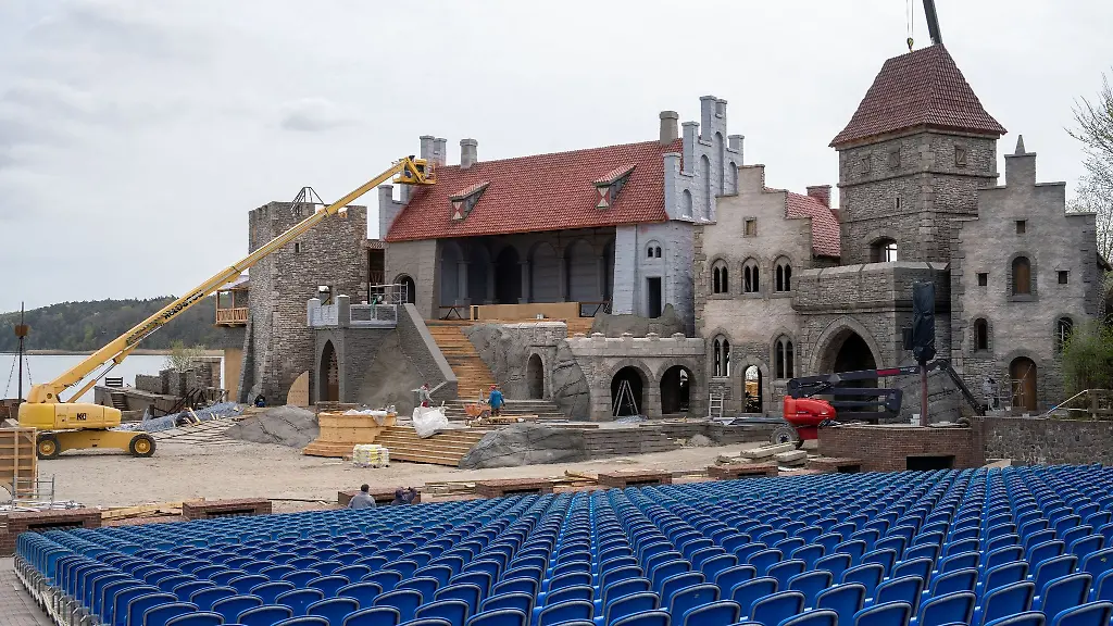 Auf-der-Naturbuehne-Ralswiek-auf-der-Ostseeinsel-Ruegen-wird-an-den-Kulissen-fuer-die-Stoertebeker-Festspiele-2023-gearbeitet