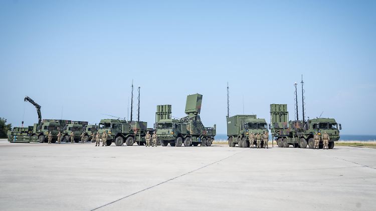 Fahrzeuge eines Flugabwehrsystems vom Typ Iris-T der Bundeswehr. 