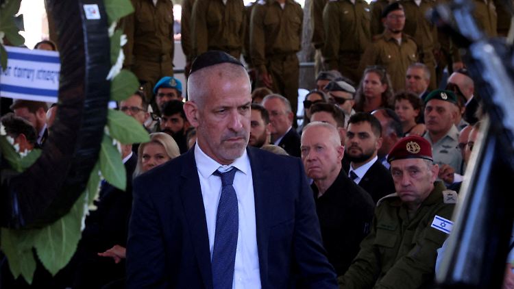 Ronen Bar bei einem Gedenken an die Opfer des 7. Oktobers. Sein Geheimdienst räumte eigenes Versagen bezüglich des Hamas-Überfalls ein.