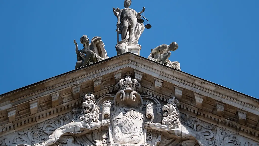 Blick-auf-die-Justitia-Statue-auf-dem-Justizpalast