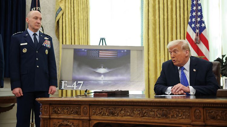 Trump präsentiert eine Illustration des neuen Jets. 