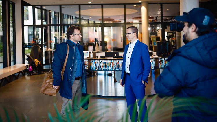Whistleblower Lukasz Krupski (l.) mit Investigativ-Reporter Sönke Iwersen im Foyer der Verlagsgruppe Handelsblatt.
