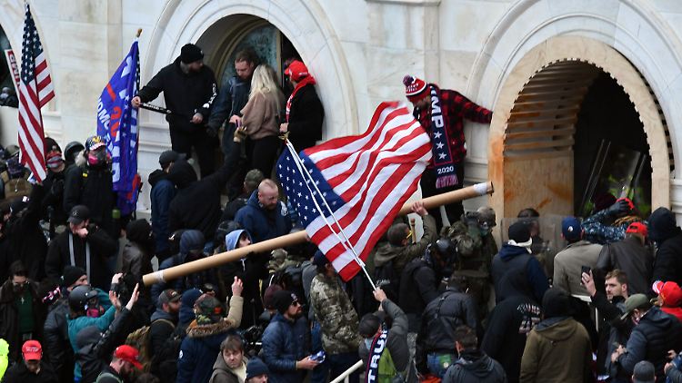 Mit massiver Gewalt stürmten Trump-Fans das Kapitol. 