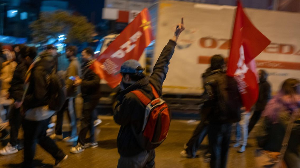 Viele Menschen demonstrieren in der Türkei gegen die Inhaftierung von Imamoglu.