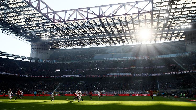 Die Sonne strahlt durch das Dach.