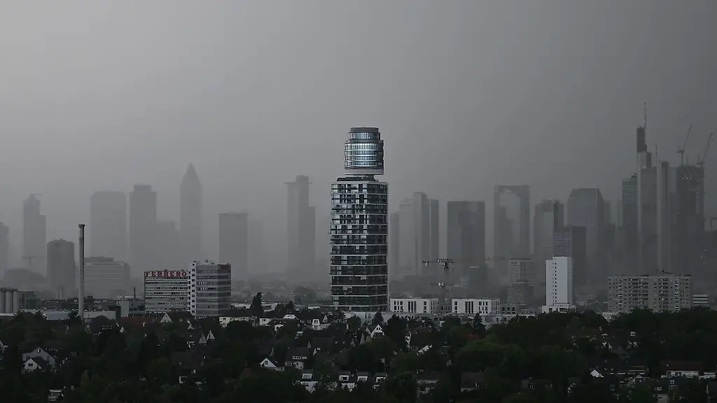 Eine-Unwetterfront-zieht-ueber-die-Skyline-von-Frankfurt-am-Main