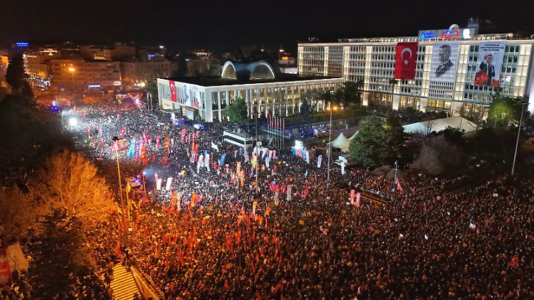 Laut CHP-Chef Özel waren es 300.000 Menschen, die sich allein in Istanbul versammelten.