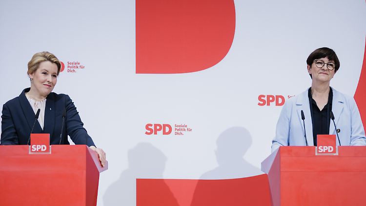 Franziska Giffey und Saskia Esken 2023 nach der Wahlniederlage der SPD in Berlin.