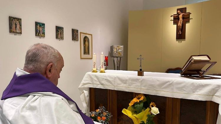 Nur ein Foto des Papstes gab es in den vergangenen Wochen. Es zeigt Franziskus von schräg hinten.