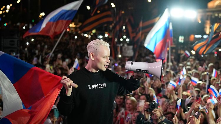 Der russische Popstar Shaman, Yaroslav Dronov, reagiert auf die Entfernung seiner Lieder von westlichen Streaming-Plattformen in Russland mit einem Konzert vor der US-Botschaft in Moskau am 19. Juli 2024.