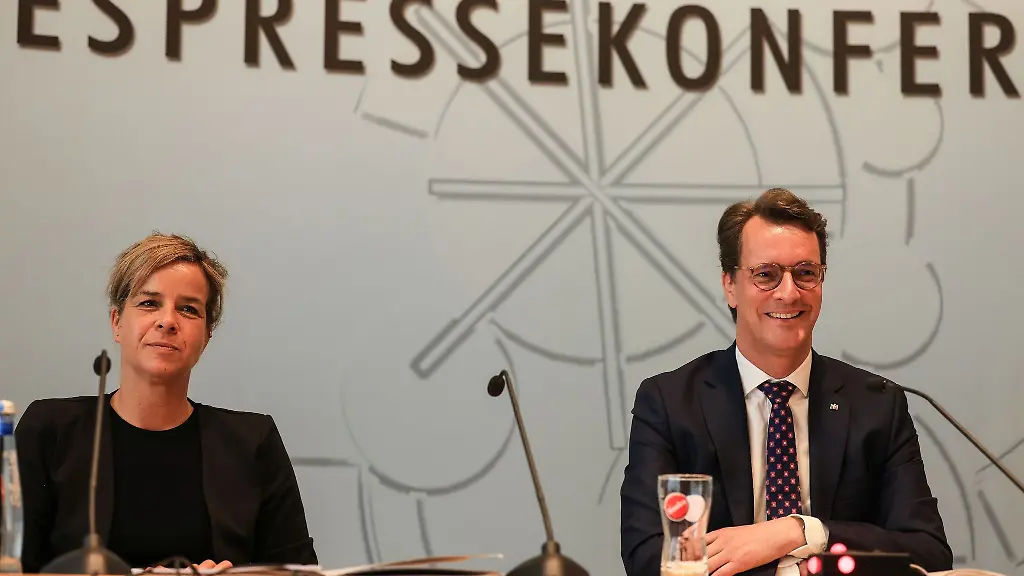 Hendrik-Wuest-r-CDU-Ministerpraesident-von-Nordrhein-Westfalen-und-seine-Stellvertreterin-der-Wirtschaftsministerin-Mona-Neubauer-Buendnis-90-Die-Gruenen