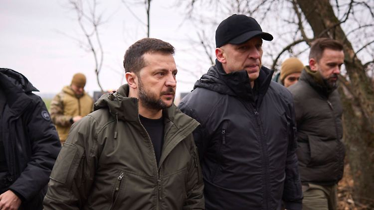 Selenskyj ist öfter an der Front zu Besuch, so wie hier in Kramatorsk im November 2024.