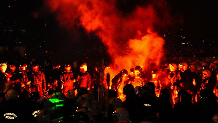 Gereizte Stimmung in Istanbul: Die Demonstranten brachten Leuchtfackeln mit, die Polizei Tränengas und Wasserwerfer.