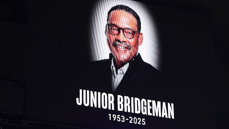 Die Milwaukee Bucks erinnerten auf den Anzeigetafeln ihrer Arena an Junior Bridgeman.