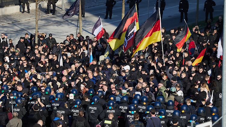 Mit einem Großaufgebot begleitete die Polizei die rechtsextremistische Demonstration und Gegenproteste in Berlin-Friedrichshain.  