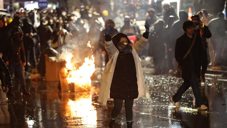 Während der dritten Demonstrationsnacht zur Unterstützung des verhafteten Bürgermeisters Imamoglu setzt die Polizei Tränengas und Wasserwerfer ein.