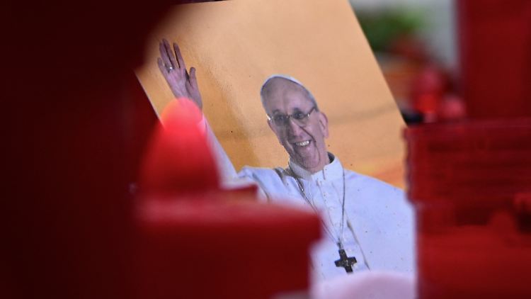 In seiner Residenz wird Papst Franziskus weiterhin über einen Schlauch in der Nase mit zusätzlichem Sauerstoff versorgt.