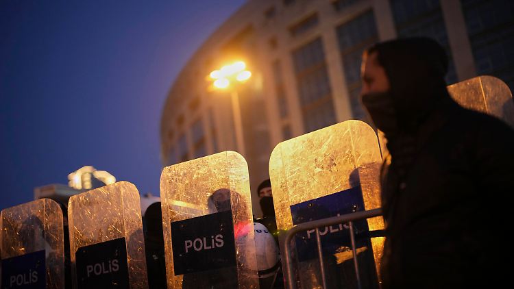 Das Caglayan-Gericht wird von der Polizei bewacht.  