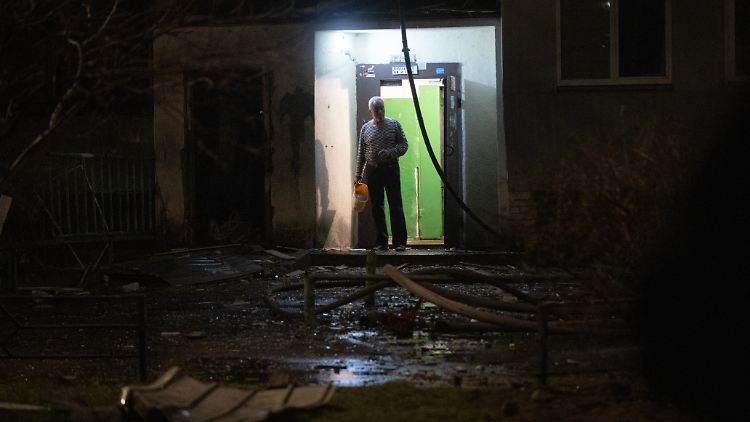 Ein Anwohner steht im Eingang eines Kiewer Wohnhauses, das vergangene Nacht von russischen Drohnen getroffen wurde.