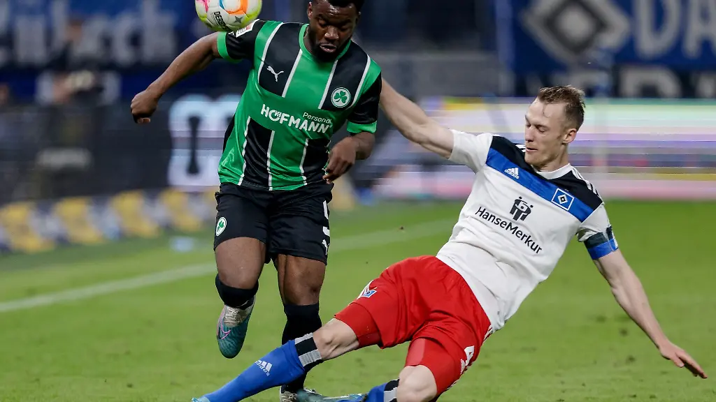 Fuerths-Afimico-Pululu-l-und-Hamburgs-Sebastian-Schonlau-kaempfen-um-den-Ball