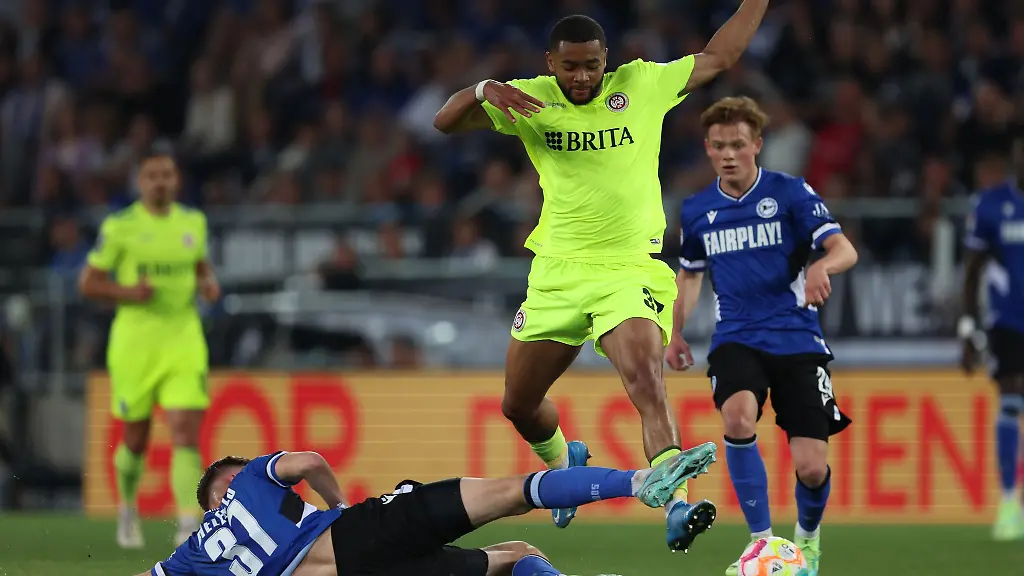 Bielefelds-Benjamin-Kanuric-l-graetscht-den-Ball-von-Wiesbadens-Brooklyn-Kevin-Ezehs-M-Fuss