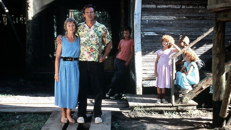 Eltern sind auch nur Menschen. (Ford und Mirren 1986 in "Mosquito Coast", mit einem sehr jungen River Phoenix im Hintergrund.)