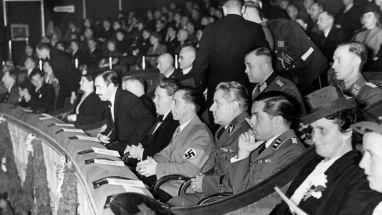 Gebannt schauen sich Reichsminister Joseph Goebbels (mit Hakenkreuzbinde), Regisseur Veit Harlan (auf Goebbels rechter Seite), Hauptdarsteller Ferdinand Marian (neben Harlan) und andere 1940 die Premiere im Ufa-Palast in Berlin an.